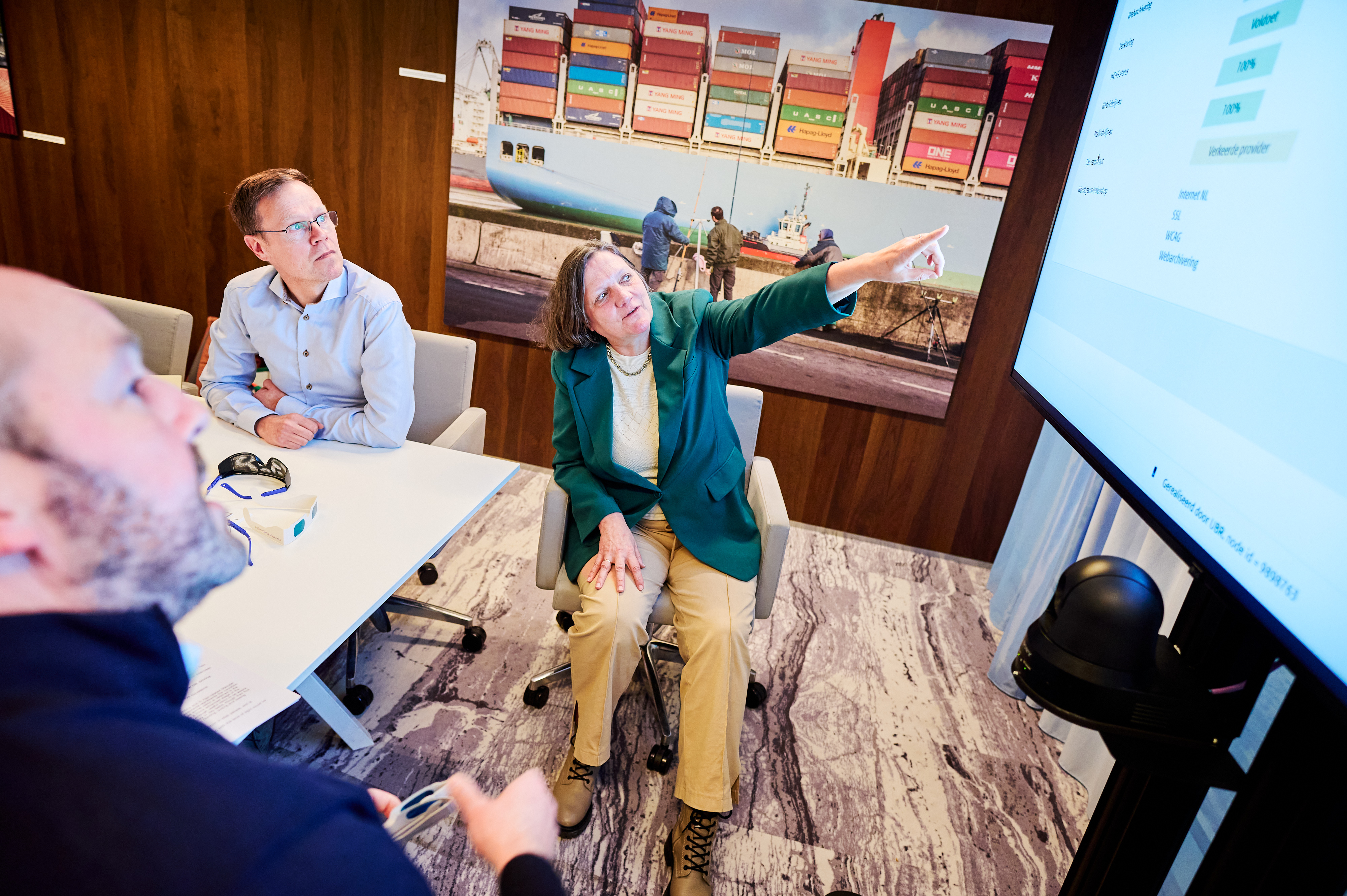 Hillie Beentjes, Ron Beemster en Job Pantjes bespreken het WIBO