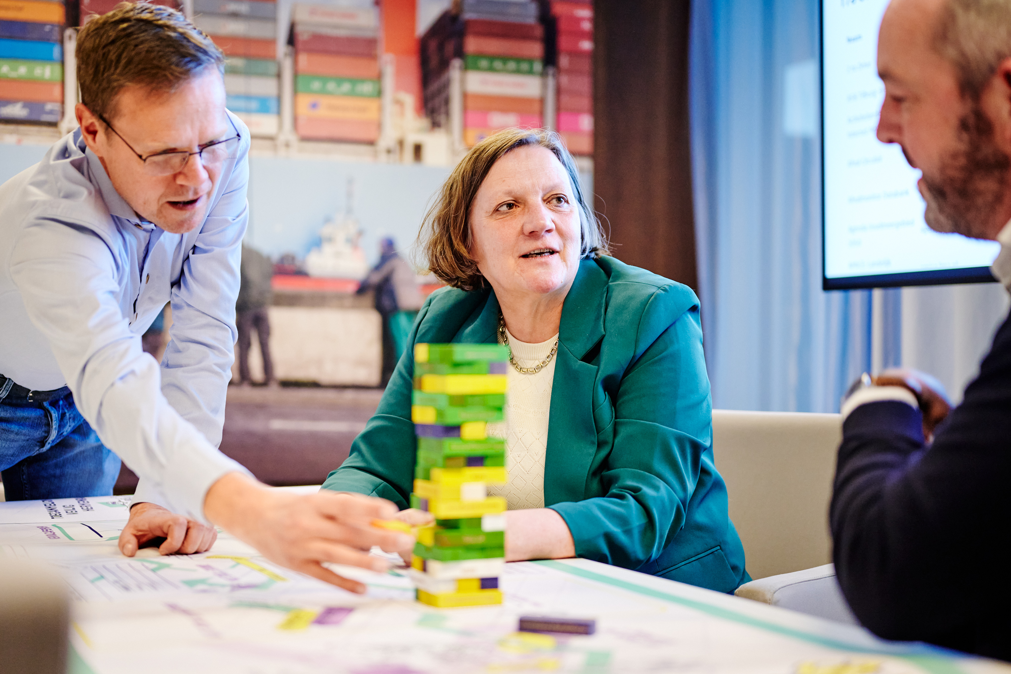 Hillie Beentjes, Ron Beemster en Job Pantjes bespreken aan de hand van een Jenga toren de aanpak om websites te laten voldoen aan de verplichte richtlijnen. De bouwstenen van de Jenga toren visualiseren (in kleur en met gedrukte teksten) de onderwerpen die allemaal spelen bij veiligheid, digitale toegankelijkheid en herkenbaarheid. Tezamen staan zij symbool voor de integrale aanpak die we hanteren